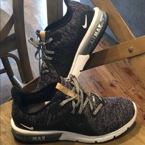 Black and white nike airmax